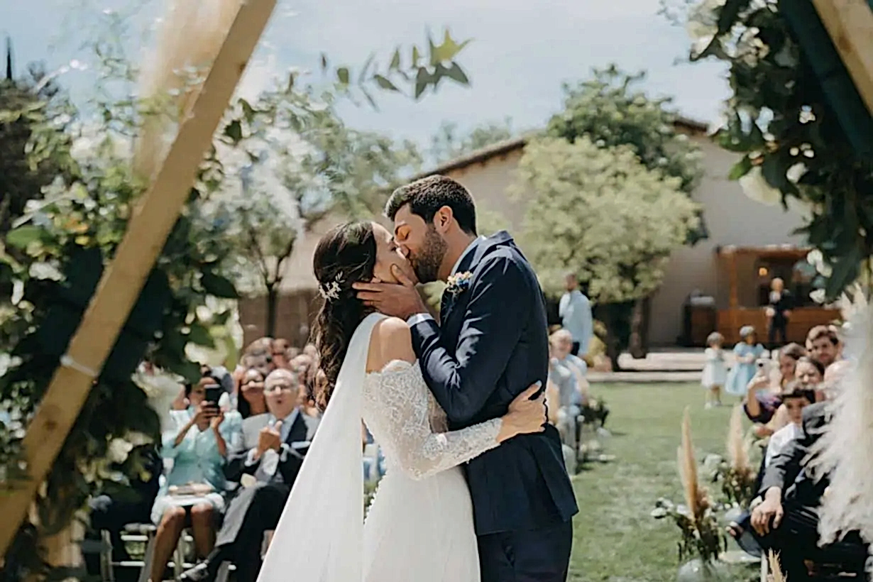 Primer beso como esposos en Can Macià Novios compartiendo su primer beso en una boda en Can Macià