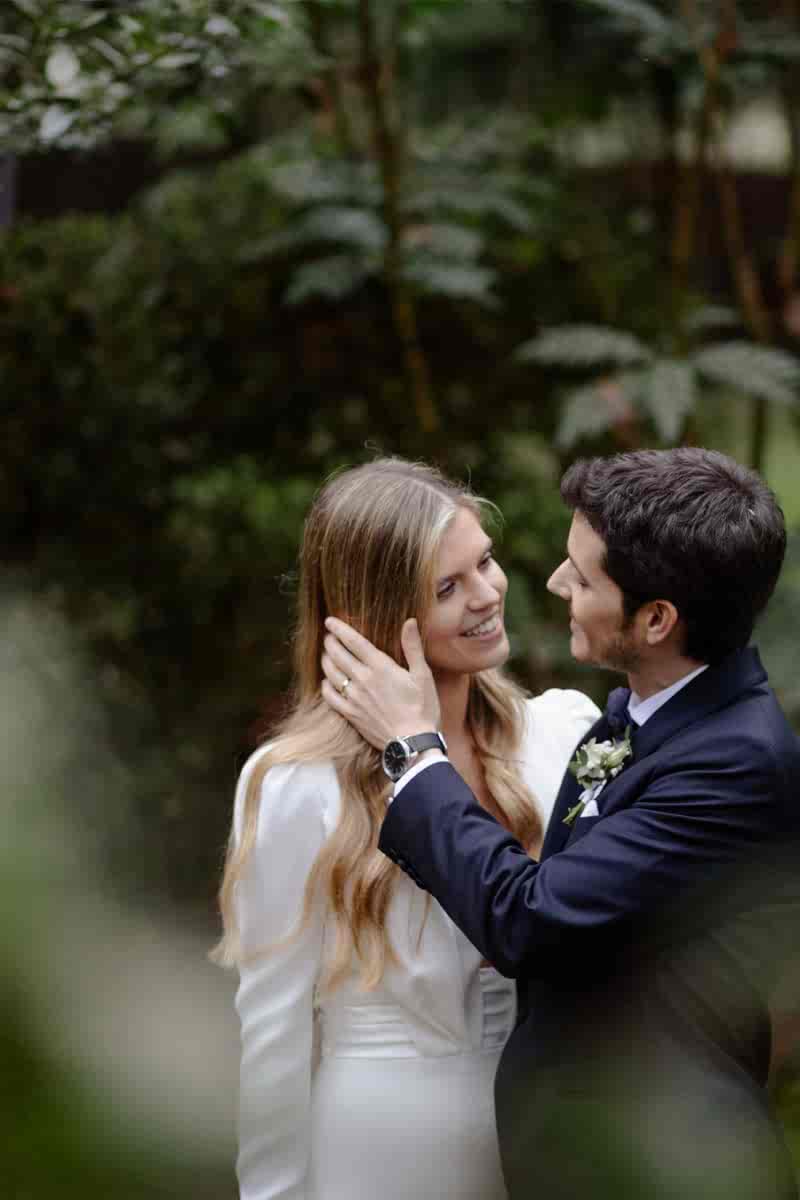 Nuri y Uri disfrutando de su boda en Mas Vivencs Pareja de recién casados en Mas Vivencs, masía para bodas en Barcelona
